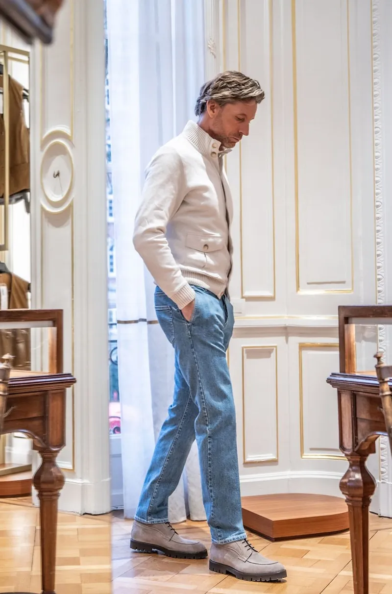 A man in light jeans in the AGNES SILKA salon