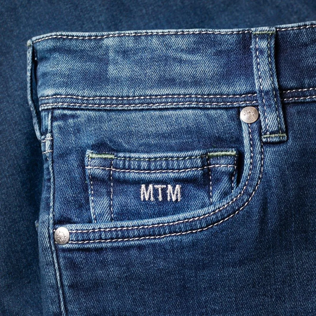 Hímzett MTM monogram egy sötétkék farmer első zsebén