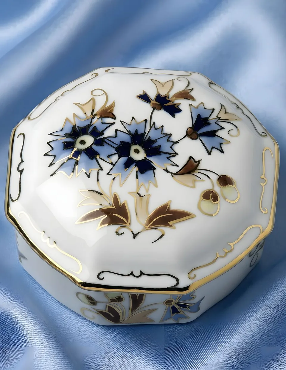 Kézzel festett Zsolnay porcelándoboz Búzavirág mintával